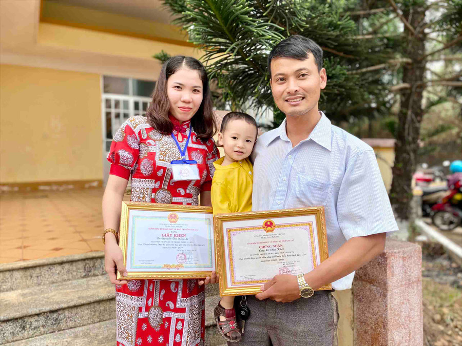 Gia đình cô giáo Nguyễn Thị Hồng Lê-Trường Tiểu học Võ Thị Sáu (phường Đoàn Kết, thị xã Ayun Pa) luôn đồng hành cùng nhau tại hội thi. Ảnh: Mộc Trà