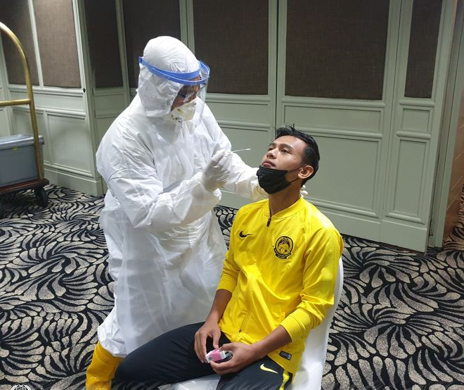 Các tuyển thủ Malaysia đều được xét nghiệm trước khi tập luyện. Ảnh: FAM