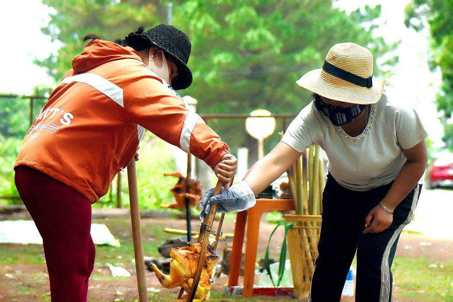 Những người bán đồ ăn ở khu vực cầu treo Biển Hồ cũng nghiêm túc đeo khẩu trang để phòng dịch Covid-19. Chị H’Lứt ở làng Tiêng (xã Biển Hồ, TP. Pleiku) nói: “Sáng nay rất đông người đến đây để dã ngoại cùng gia đình. Nhờ đó mà tôi cũng bán được nhiều hàng hơn mọi ngày”.