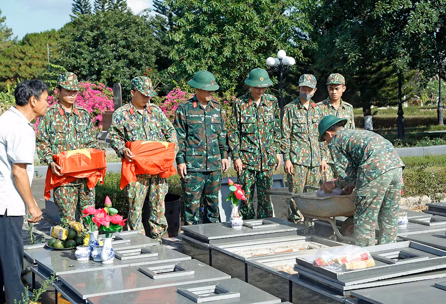  Đội Quy tập mộ liệt sĩ Quân đoàn 3 phối hợp với Sở Lao động-Thương binh và Xã hội tỉnh Gia Lai an táng các hài cốt liệt sĩ. Ảnh: Sơn Tùng