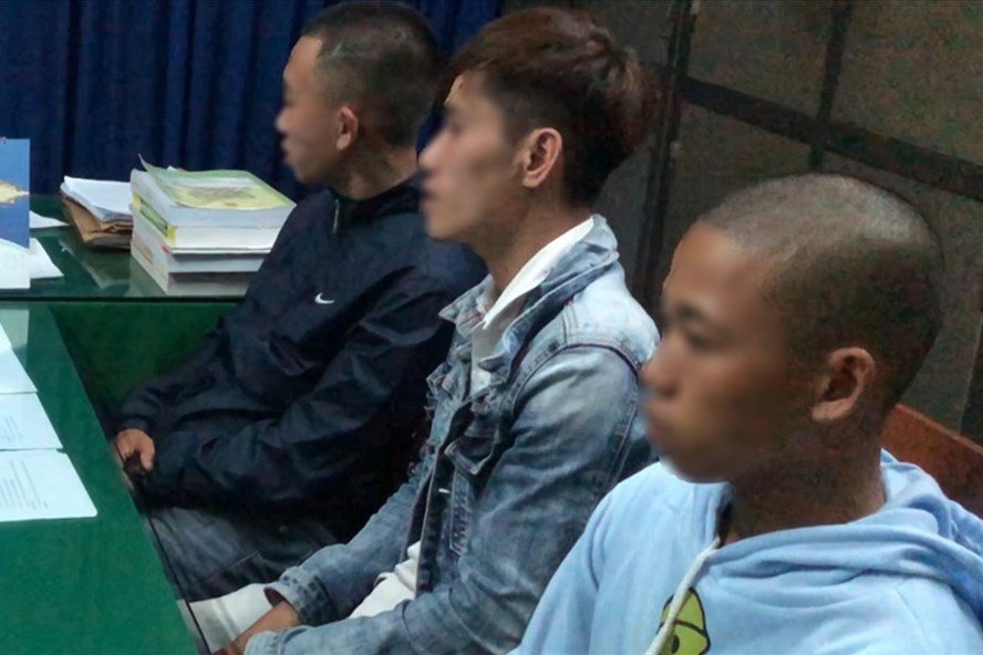 Nhóm đối tượng truy đuổi 5 cô gái. Ảnh: Công an Mộ Đức