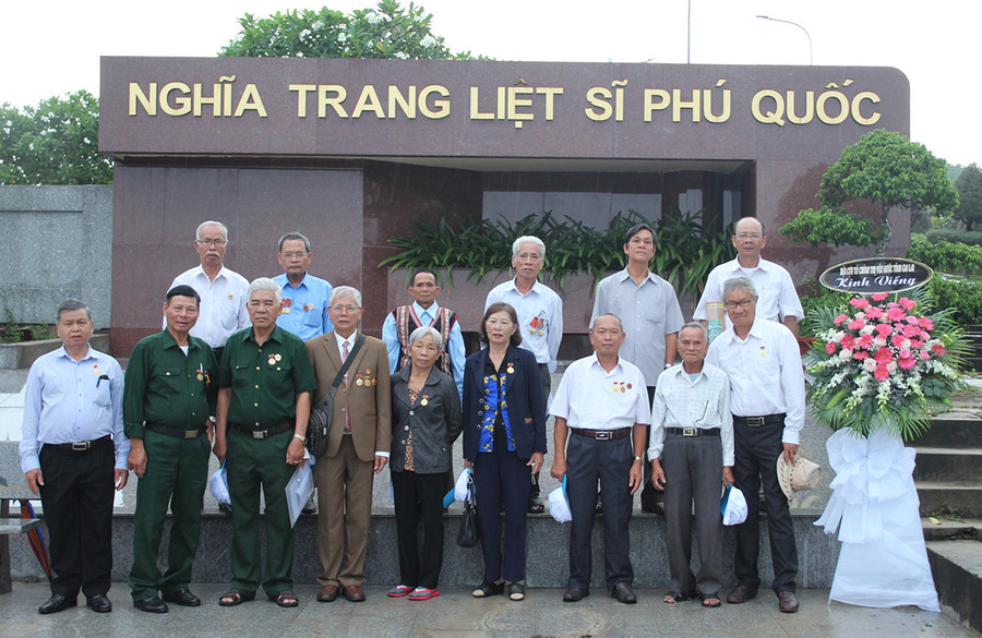 Các cựu tù chính trị yêu nước tỉnh Gia Lai viếng Nghĩa trang Liệt sĩ Phú Quốc. Ảnh: Thuận Văn  Các cựu tù chính trị yêu nước tỉnh viếng Nghĩa trang Liệt sĩ Phú Quốc. Ảnh: Thuận Văn