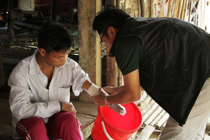 Đại diện KOICA thăm hỏi và hỗ trợ nạn nhân do bom mìn sau chiến tranh ở Bình Định Ảnh: ĐỨC ANH