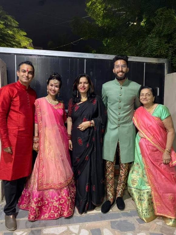 Võ Hạ Trâm diện saree trong dịp sang Ấn Độ ăn Tết cùng gia đình chồng. ẢNH: FBNV