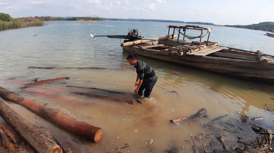 6. Dưới đáy hồ còn có nhiều khúc gỗ tròn. Ảnh_ H.S