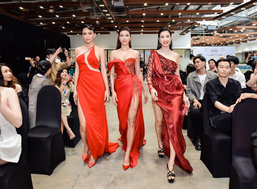 Tại sự kiện, cả ba diện những thiết kế gợi cảm, lệch vai khoe vóc dáng chuẩn. Ảnh: NSCC.
