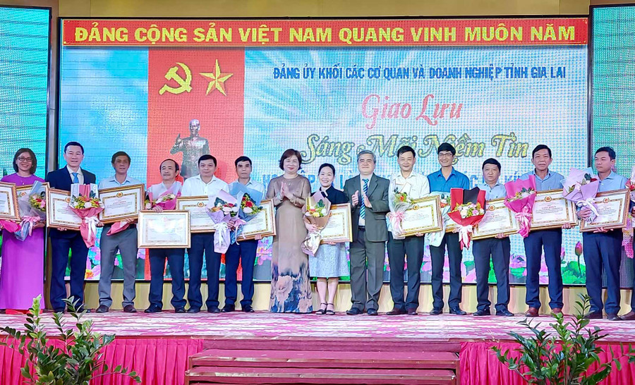 Tặng giấy khen cho các tập thể điển hình trong thực hiện Chỉ thị 05 giai đoạn 2016-2020. Ảnh: Lam Nguyên Các tập thể điển hình được tặng giấy khen tại hội nghị. Ảnh: Phương Duyên