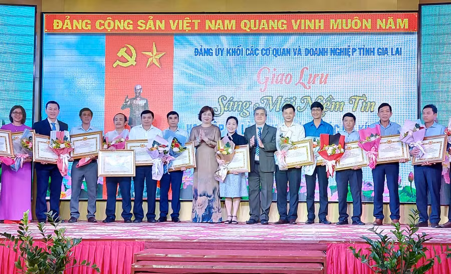 Các tập thể điển hình được tặng giấy khen tại hội nghị. Ảnh: Phương Duyên