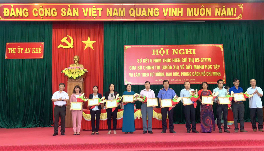 Chủ tịch UBND thị xã An Khê tặng giấy khen những tập thể có thành tích xuất sắc trong học tập và làm Bác giai đoạn 2016-2020. Ảnh Ngọc Minh 