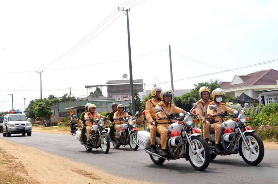 Diễu hành tuyên truyền về trật tự an toàn giao thông trên quốc lộ 25-đoạn qua huyện Phú Thiện. Ảnh: Lê Hòa