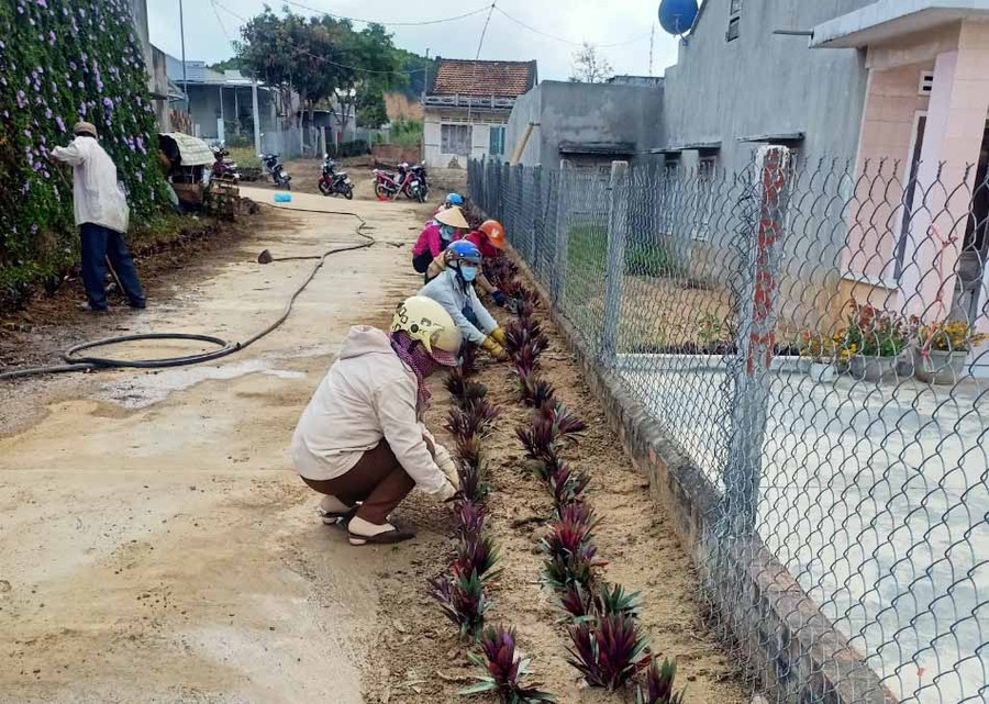 3. Phụ nữ xã Tú An triển khai phần việc chào mừng Đại hội Hội LHPN các cấp. Ảnh H.S