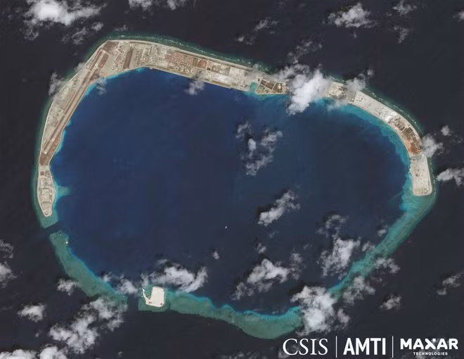 Trung Quốc đã bồi đắp biến đá Vành Khăn trong quần đảo Trường Sa thuộc chủ quyền Việt Nam thành đảo nhân tạo phi pháp- ẢNH: AMTI/CSIS