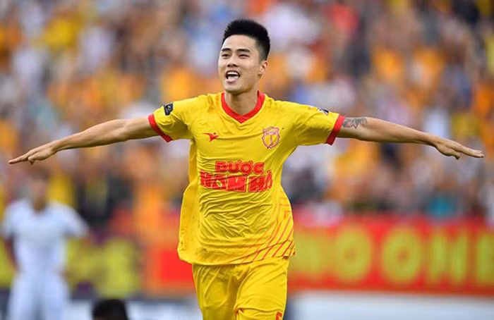 Bàn thắng phút 90+2 của Lâm Anh Quang đem về 3 điểm cho Nam Định