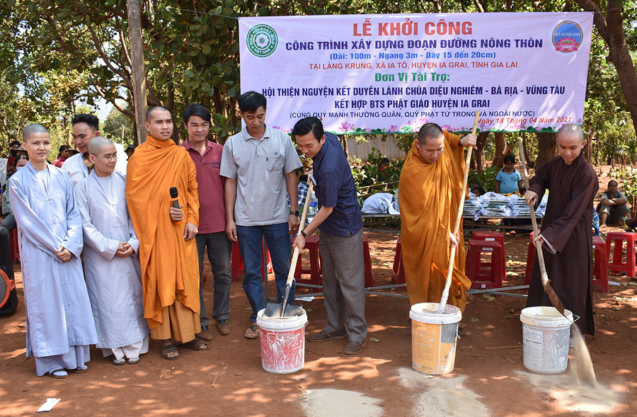 Đại biểu tham dự động thổ công trình đường giao thông nông thôn tại làng Krung (xã Ia Tô, huyện Ia Grai). Ảnh: Phan Thương Đại biểu tham dự động thổ công trình đường giao thông nông thôn tại làng Krung (xã Ia Tô, huyện Ia Grai). Ảnh: Phan Thương