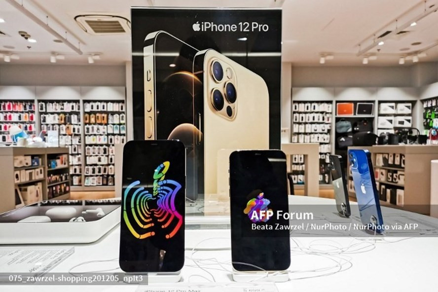 Nhiều người dự đoán iPhone 13 sẽ có ngôn ngữ thiết kế tương tự iPhone 12. Ảnh: AFP