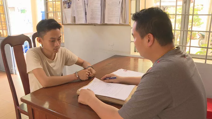 Trần Đình Hậu tại cơ quan công an