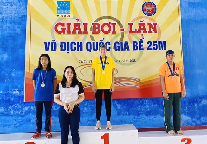 Kình ngư trẻ Phạm Thị Vân trên bục nhận HCV (Ảnh: PHƯỚC TRIỆU)