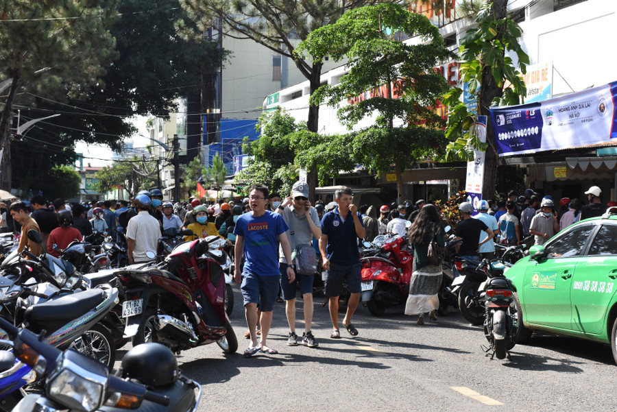 Một nhóm cổ động viên không đủ kiên nhẫn đứng xếp hàng chờ mua vé nên bỏ về giữa chừng.