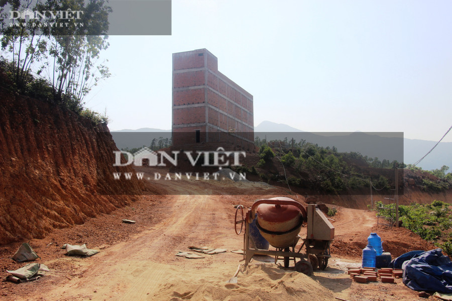 Nhiều vật dụng xây dựng, đường dẫn đến nhà nuôi yến. Ảnh: Dũ Tuấn.