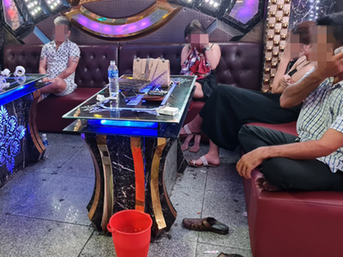 Nhóm thanh niên sử dụng ma túy trong phòng hát karaoke tại huyện Tuy Phước vừa bị phát hiện Nhóm thanh niên sử dụng ma túy trong phòng hát karaoke tại huyện Tuy Phước vừa bị phát hiện