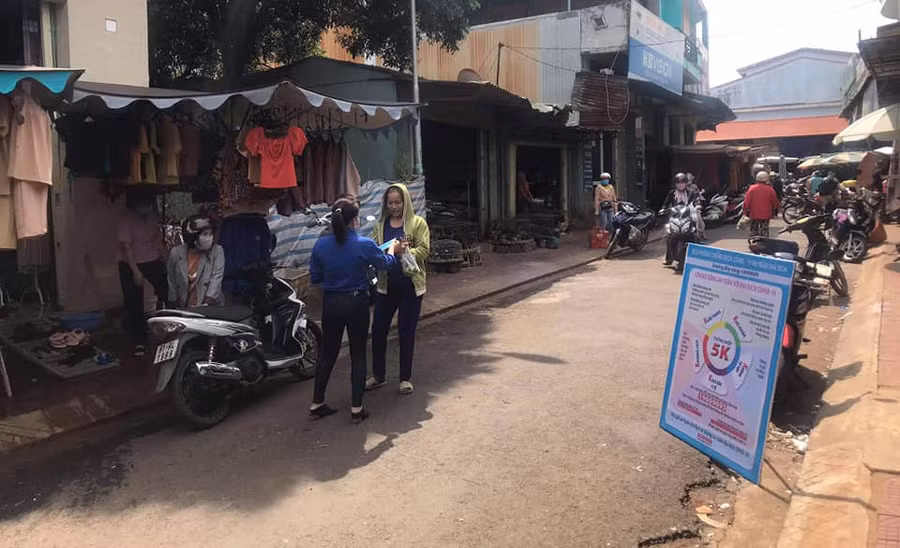 Đoàn thanh niên thị trấn Đak Đoa đặt bảng tuyên truyền về phòng chống dịch Covid-19 tại các nơi công cộng. (ảnh 3)