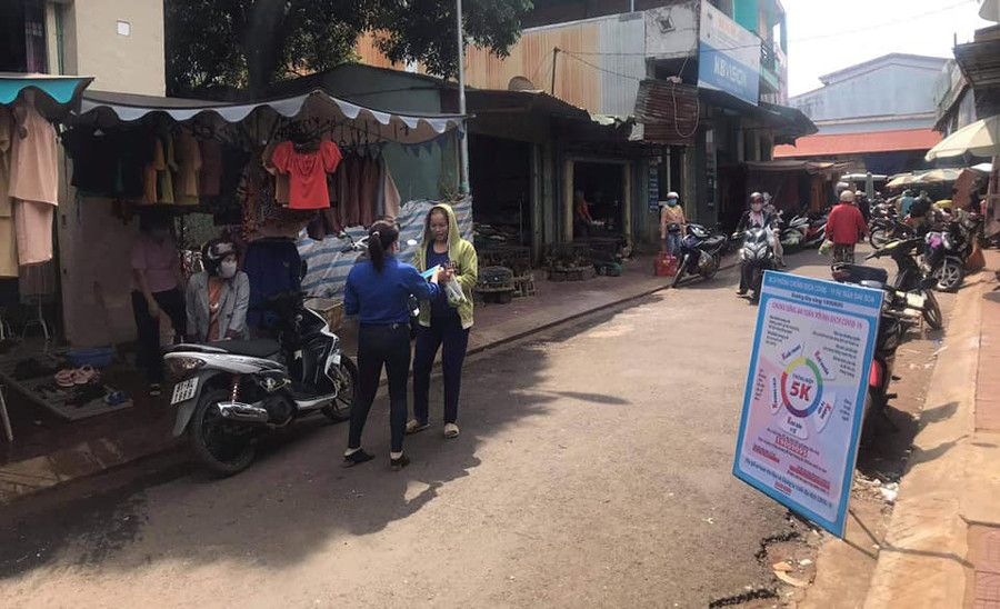 Đoàn Thanh niên thị trấn Đak Đoa đặt bảng tuyên truyền về phòng-chống dịch Covid-19 tại các nơi công cộng. Đoàn thanh niên thị trấn Đak Đoa đặt bảng tuyên truyền về phòng chống dịch Covid-19 tại các nơi công cộng. (ảnh 3)