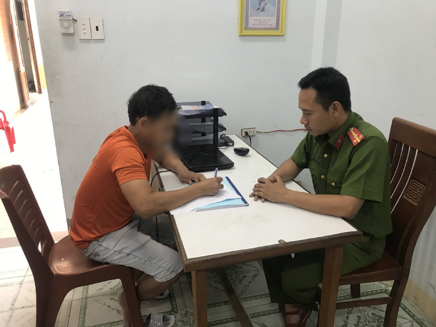 Công an P.Nại Hiên Đông yêu cầu V. cam kết không tái diễn những hành vi biến thái, quấy rối phụ nữ - ẢNH: VĂN TIẾN Công an P.Nại Hiên Đông yêu cầu V. cam kết không tái diễn những hành vi biến thái, quấy rối phụ nữ - ẢNH: VĂN TIẾN