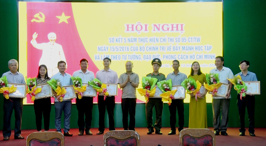 UBND huyện Chư Sê khen thưởng 10 tập thể và 15 cá nhân có thành tích xuất sắc trong 5 năm thực hiện Chỉ thị 05-CT/TW của Bộ chính trị về đẩy mạnh học tập và làm theo tư tưởng, đạo đức, phong cách Hồ Chí Minh. Ảnh: Mỹ Đức Ủy ban nhân dân huyện Chư Sê đã khen thưởng cho 10 tập thể và 15 cá nhân có thành tích xuất sắc trong 5 năm thực hiện Chỉ thị số 05-CT/TW của Bộ chính trị về đẩy mạnh học tập và làm theo tư tưởng, đạo đức, phong cách Hồ Chí Minh. Ảnh: Mỹ Đức