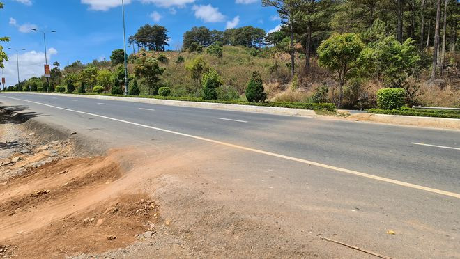 Người dân tùy tiện đấu nối đường vào tuyến cao tốc Liên Khương - Prenn. Nếu cơ quan chức năng không xử lý sẽ rất nguy hiểm cho các xe qua đây. ẢNH: LÂM VIÊN