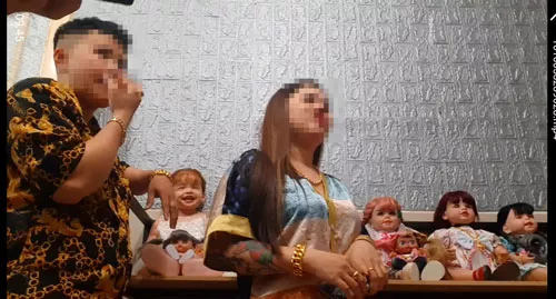 Kim khoe “năng lực siêu phàm” từ các loại búp bê Kumanthong với khách Ảnh: SỸ HƯNG