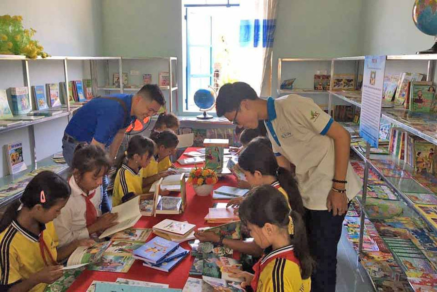 Học sinh điểm trường buôn Ia Rnho (Trường Tiểu học Đất Bằng, huyện Krông Pa) khám phá “Tủ sách Đinh Hữu Dư”. Ảnh: Vũ Chi