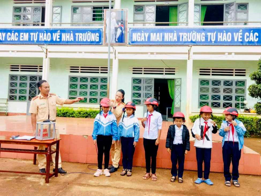 Đội Cảnh sát Giao thông-Trật tự (Công an huyện Chư Prông) tuyên truyền Luật Giao thông Đường bộ tại các đơn vị trường học trên địa bàn xã Ia Băng. Ảnh: Hà Duy