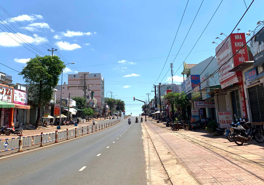 Đường Quang Trung, thị trấn Chư Ty. Ảnh: Kim Linh