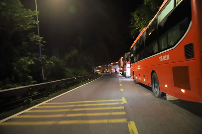 Tại nạn khiến đèo Bảo Lộc ách tắc cả 2 chiều trong nhiều giờ khiến xe cộ nối đuôi nhau kéo dài