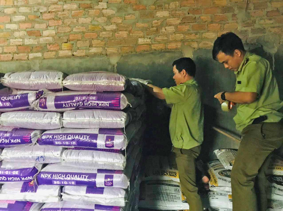 Lực lượng Quản lý Thị trường tiến hành lấy mẫu phân bón