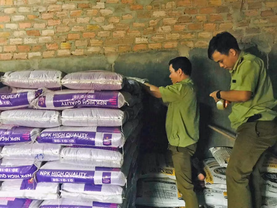 Lực lượng Quản lý Thị trường tiến hành lấy mẫu phân bón