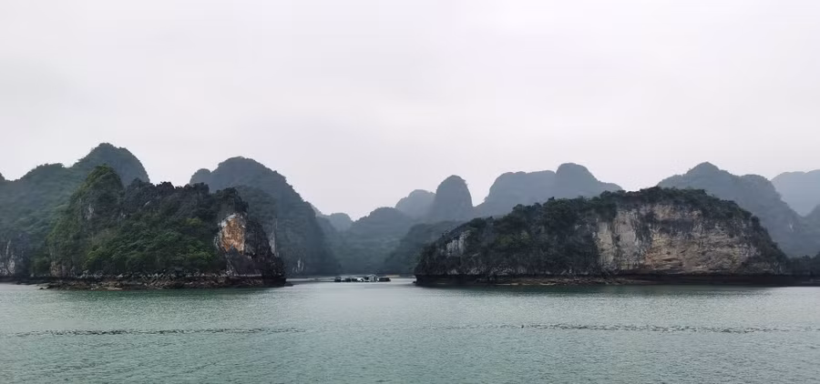 Vịnh Bái Tử Long cũng có những núi đá tựa như vịnh Hạ Long nhưng thảm thực vật thì dày hơn. ẢNH N.H