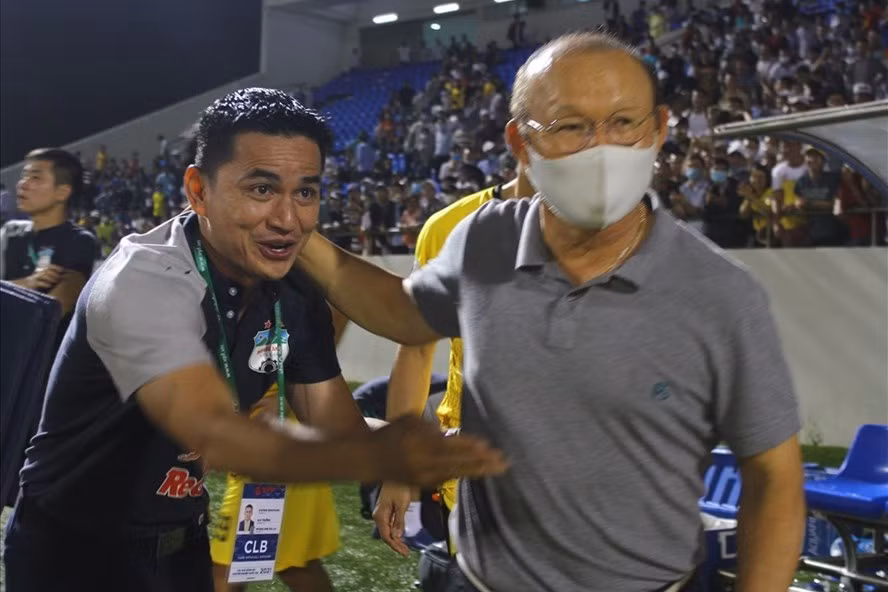Huấn luyện viên Park Hang-seo (phải) lên Pleiku xem Hoàng Anh Gia Lai thi đấu theo lời mời của ông Kiatisak. Ảnh: Thanh Vũ.