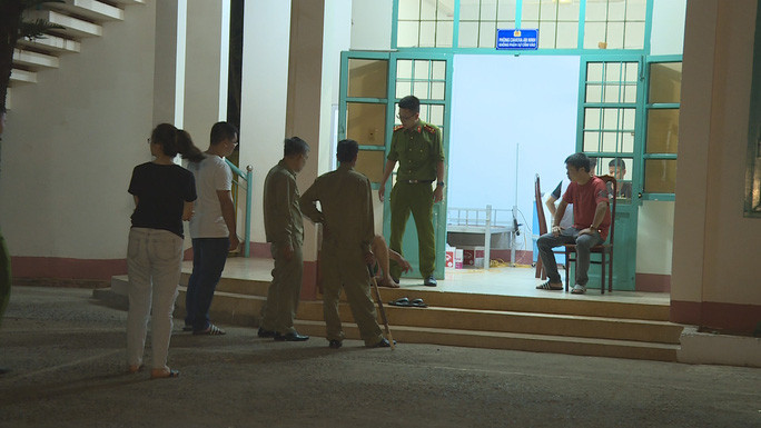 Đối tượng ngồi dưới nền, chống đối lực lượng công an