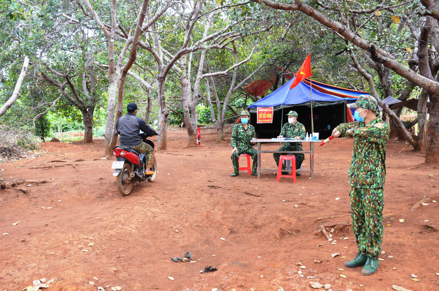 Kiểm tra, chốt chặn phòng chống dịch trên địa bàn biên giới