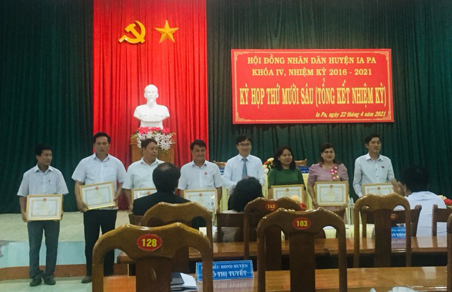 Ông Huỳnh Văn Trường (hàng đứng; thứ 4 từ phải sang) trao giấy khen cho các tập thể và cá nhân có thành tích xuất sắc trong hoạt động HĐND nhiệm kỳ 2016-2021. Ảnh: Mai Linh  Khen thưởng tập thể và cá nhân đạt thành tích cao trong nhiệm kỳ 2016-2021. Ảnh: Mai Linh