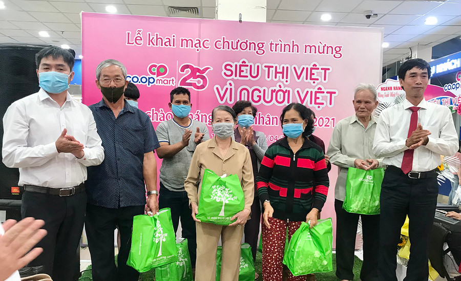 Co.op Mart Pleiku tặng quà các gia đình chính sách phường Hoa Lư (TP. Pleiku). Ảnh: Vũ Thảo Co.op Mart Pleiku tặng quà cho các gia đình chính sách phường Hoa Lư (TP. Pleiku). Ảnh: Vũ Thảo