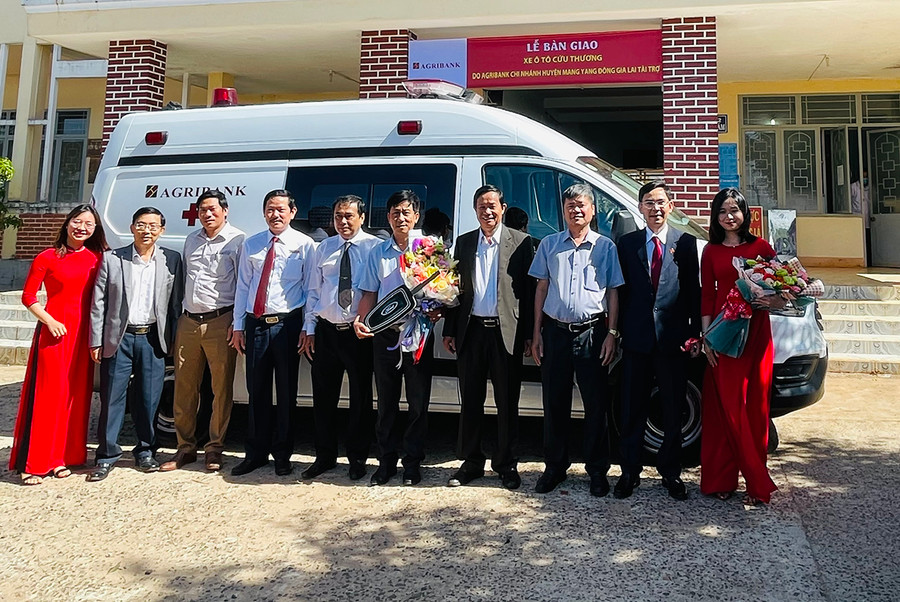  Agribank Đông Gia Lai trao tặng xe cứu thương cho TTYT huyện Mang Yang. Ảnh: Sơn Ca