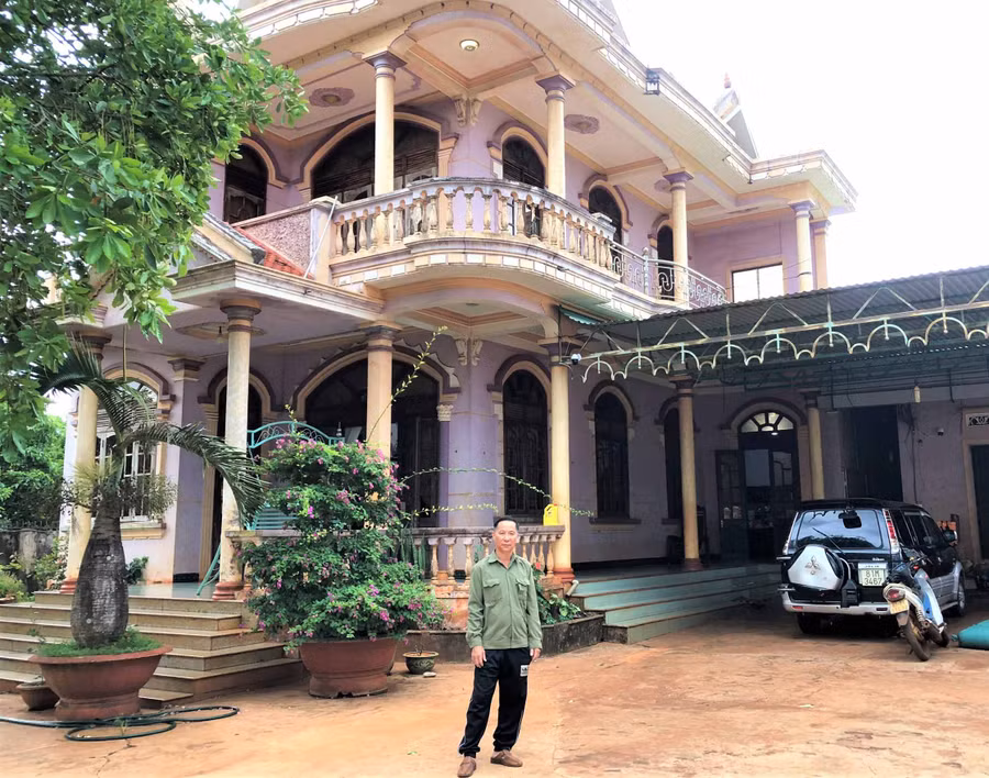 Cựu chiến binh Nguyễn Văn Thái (thôn 6, xã Ia Blang, huyện Chư Sê) trướcngôi nhà khang trang của mình. Ảnh: Đinh Yến