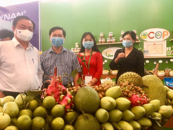 Bộ trưởng Bộ NN-PTNT Lê Minh Hoan thăm một gian hàng trái cây bên lề hội nghị Bộ trưởng Bộ NN-PTNT Lê Minh Hoan thăm một gian hàng trái cây bên lề hội nghị