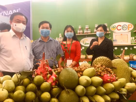  Bộ trưởng Bộ NN-PTNT Lê Minh Hoan thăm một gian hàng trái cây bên lề hội nghị