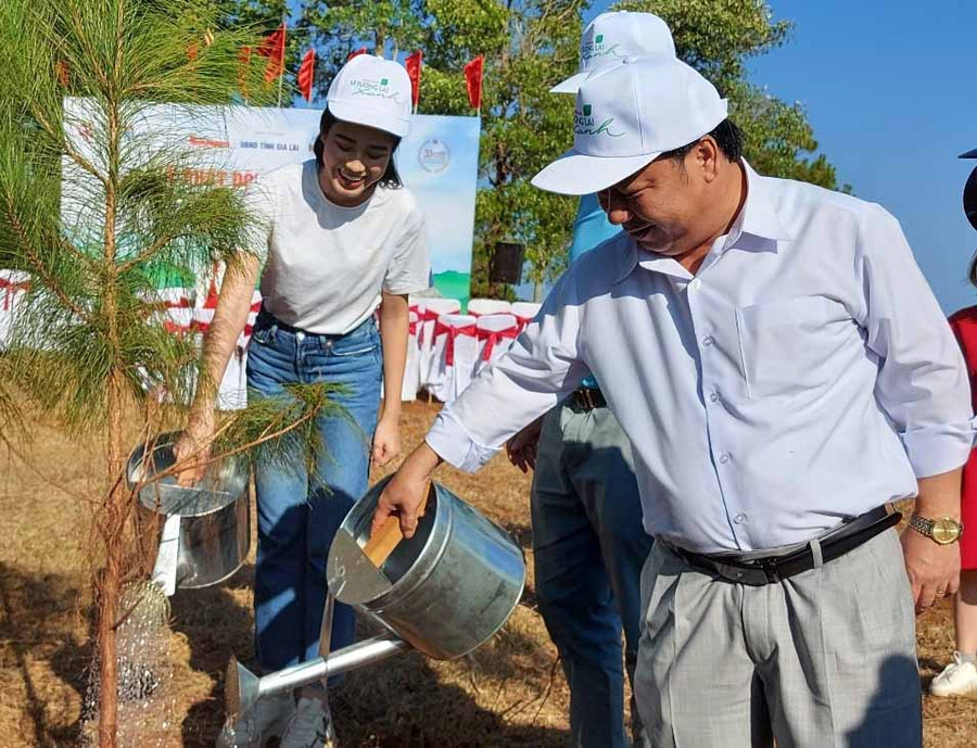 Đồng chí Châu Ngọc Tuấn-Phó Bí thư Thường trực Tỉnh ủy, Chủ tịch HĐND tỉnh trồng cây tại khu vực cầu treo khuôn viên Biển Hồ. Ảnh: Nguyễn Tú