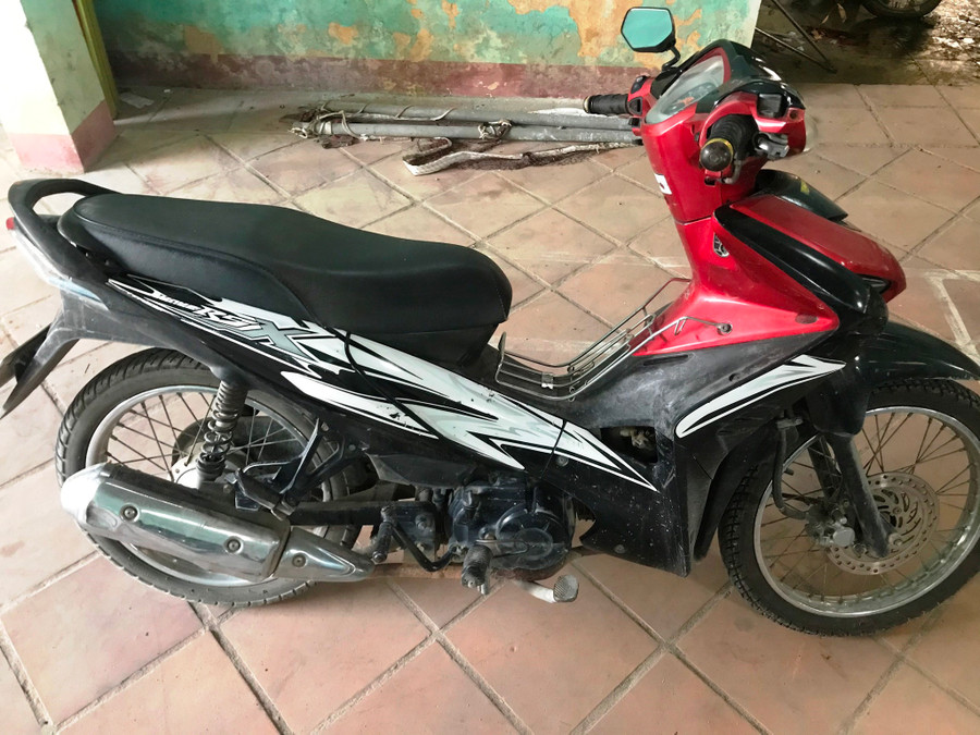 Công an tạm giữ phương tiện Nguyễn Tuấn Hậu điều khiển chở Phan Hồng Sịn. ẢNH: C.X Công an tạm giữ phương tiện Nguyễn Tuấn Hậu điều khiển chở Phan Hồng Sịn. ẢNH: C.X