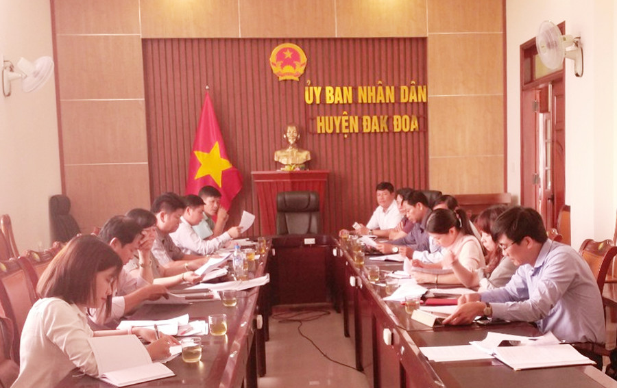 Quang cảnh buổi làm việc của đoàn giám sát tại huyện Đak Đoa. Ảnh: Ngọc Anh Quang cảnh đoàn giám sát làm việc tại huyện Đak Đoa. Ảnh: Ngọc Anh