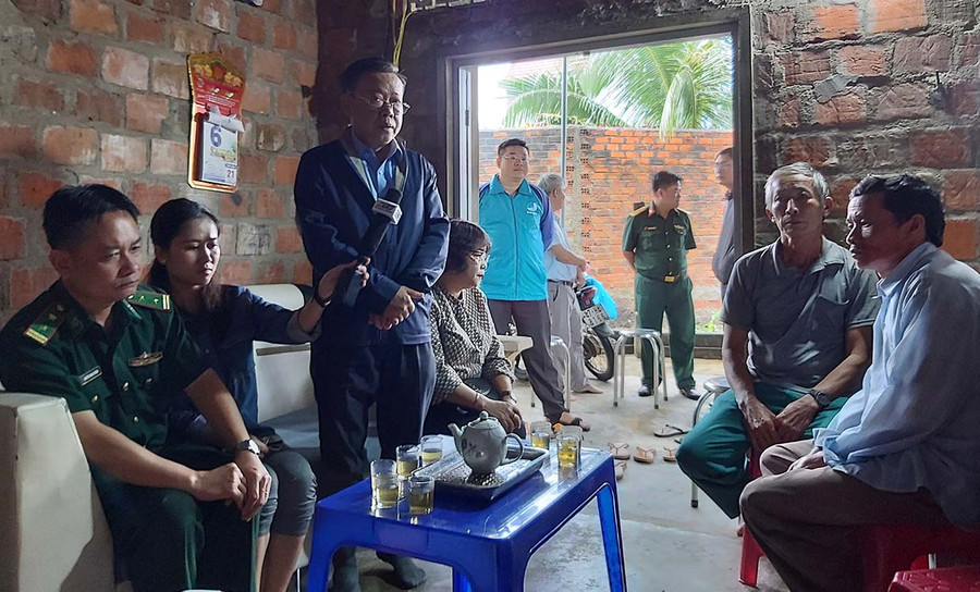 Lãnh đạo các đơn vị thăm và tặng quà gia đình bị thiệt hại do bão lũ tại huyện Đak Pơ. Ảnh: Ngọc Anh Các đồng chí lãnh đạo thăm và tặng quà cho các gia đình bị thiệt hại do bão, lũ gây ra tại huyện Đak Pơ.- Ảnh Ngọc Anh